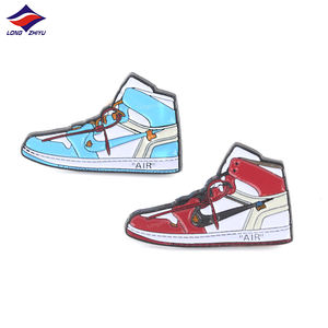 Longzhiyu Professionnel Personnalisé Chaussures De Toile Dessin Animé Insignes avec Logo Personnalisé Bleu Rouge Chaussures En Forme Épinglettes En Émail