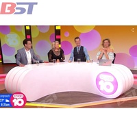 Table de diffusion en forme d'arc blanche personnalisée pour équipement de radiodiffusion radio-télévisée, bureau de nouvelles télévisées