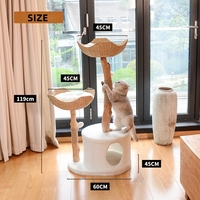 Arbre à chat artisanal en bois naturel avec poteaux à gratter en sisal, perchoirs en rotin tressé et grotte fermée – Tour d'activités intérieure pour chat