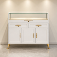 Vitrine de présentation de bijoux de luxe, laque blanche mate, quincaillerie dorée, dessus en verre trempé sans cadre, éclairage LED, tiroirs de rangement, portes