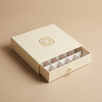 Boîte à chocolat noire mate personnalisée de qualité supérieure avec un design minimaliste en feuille d'or et un tiroir coulissant