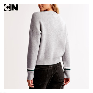 Pull en coton surdimensionné à col en V pour femme, avec logo personnalisé, certifié GRS, design jacquard, tricoté pour l'hiver - Product Image 3