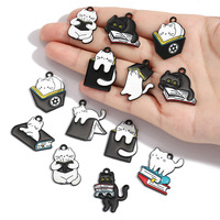 Pendentif chaton et livre en alliage de zinc noir et blanc, motif dessin animé mignon effet goutte d'huile, pour DIY, porte-clés de téléphone, décoration de sac W551
