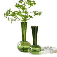 Vase en verre émaillé minimaliste vert olive fait à la main, art de niche, arrangement floral d'orchidée papillon, décoration de salon