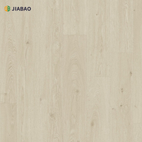 Plancher stratifié blanc AC4 10 mm Classe 34, aspect bois moderne, système clic, étanche, pour salon de luxe