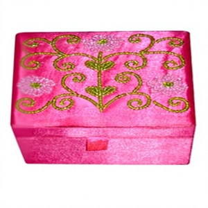 Caja de Joyería Rectangular de Madera Rosa con Bordado Floral y Detalles en Dorado para Decoración del Hogar - Product Image 1