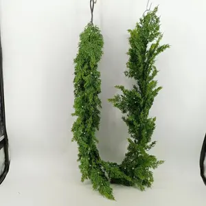 Гирлянда из искусственного ротанга с зелеными растениями