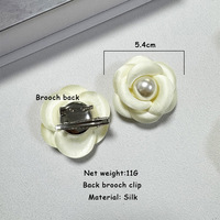 Broche élégante en tissu de satin fleur de camélia en soie Broche pour bijoux Broches Épinglettes pour femmes Robe Costume Accessoires de fête de mariage