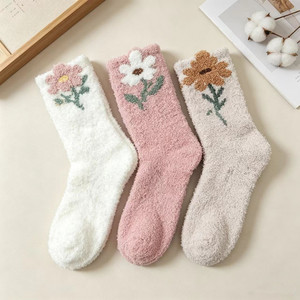 Calcetines de dormir de lana coral para mujer, gruesos, cálidos, hasta la pantorrilla, con estampado floral, afelpados, cómodos, para otoño e invierno - Product Image 1