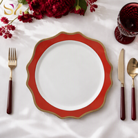 Assiette de présentation en céramique bordeaux à bord doré, forme irrégulière festonnée, 13 pouces, en gros pour la mise en table de mariages et événements