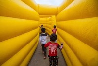 Grand labyrinthe extérieur gonflable girafe château pour enfants maison hantée ruche aire de jeux labyrinthe mobile