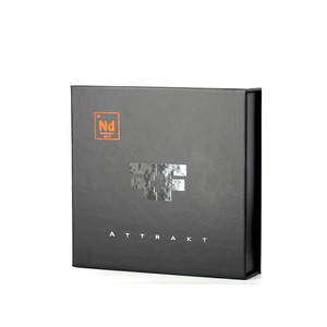 กล่องของขวัญบรรจุภัณฑ์สำหรับเสื้อผ้า น้ำหอม เครื่องสำอาง ของ Matt White พร้อมโลโก้พิมพ์ฟอยล์ทอง กล่องช้อปปิ้งมีฝาปิดแบบแม่เหล็ก กล่องขนาดเล็ก - Product Image 1