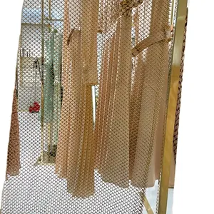 商用金属网窗帘: 用于商业用途的金属网窗帘，如在entra商店装饰和促销
