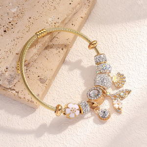 女性のためのゴールドステンレススチールオープンブレスレット-小さな魚の尾のペンダント卸売アクセサリー - Product Image 4