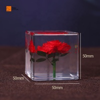 Cadeau d'affaires promotionnel carré personnalisé plexiglas cristal mini bureau ornement résine cube presse-papiers résine époxy artisanat pour la maison