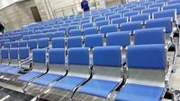Banc d'attente commercial 1 2 3 4 places avec revêtement en cuir PU et structure métallique pour les espaces publics, les gares, les aéroports, les hôpitaux, les banques