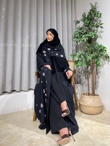 Abaya Blu Navy con Stampa Effetto Ciottoli: Abito Musulmano con Motivo Geometrico Caffè, Kaftan <span class=keywords><strong>da</strong></span> Sera Hafizah 2026 Blu Scuro Effetto Seta - Product Image 4