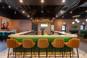 Barra de <span class=keywords><strong>Bar</strong></span> para Restaurante en Forma de U, Grande <span class=keywords><strong>y</strong></span> Personalizada, con Azulejos Verdes <span class=keywords><strong>y</strong></span> Encimera de Corian - Product Image 4