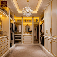 Système de dressing de luxe en bois massif de style français avec coiffeuse et îlot de présentation, armoire sur mesure, mobilier de chambre