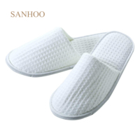 Pantoufles d'hôtel SANHOO OEM pantoufles d'hôtel personnalisées 5 étoiles pantoufles d'hôtel gaufrées de luxe avec semelle rembourrée