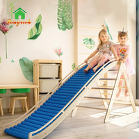 Ensemble de salle de sport d'intérieur Montessori pour tout-petits avec toboggan en bois et échelle suédoise pour l'escalade des enfants