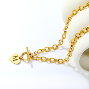 Collar con colgante de hebilla en forma de corazón con letra OT, cadena de aleación de zinc dorada, cadena para clavícula, para hombres y mujeres, uso diario, regalo. - Product Image 2