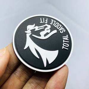 Petit bâton lavable sur le logo de nom en relief 3D personnalisé en caoutchouc souple PVC <span class=keywords><strong>autocollant</strong></span> auto-adhésif Patch <span class=keywords><strong>pour</strong></span> vêtements - Product Image 5