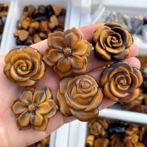 Fleur de <span class=keywords><strong>rose</strong></span> en <span class=keywords><strong>pierre</strong></span> naturelle œil de tigre, cristal de guérison, artisanat en <span class=keywords><strong>quartz</strong></span> pour la décoration, vente en gros - Product Image 1