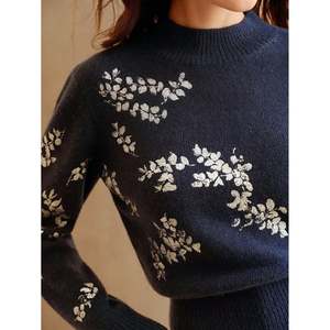 Pull à col montant en jacquard floral noir S Pulls pour femmes - Product Image 4