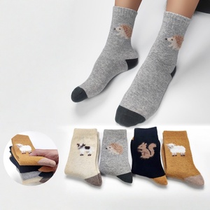 <span class=keywords><strong>Chaussettes</strong></span> <span class=keywords><strong>en</strong></span> <span class=keywords><strong>laine</strong></span> douce pour femmes, imprimés <span class=keywords><strong>de</strong></span> dessins animés 3D (kangourou, vache, hérisson, <span class=keywords><strong>chèvre</strong></span>), manchette <span class=keywords><strong>de</strong></span> compression, <span class=keywords><strong>chaussettes</strong></span> d'hiver confortables et décontractées - Product Image 2