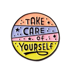 Non chiamarmi Mama Design personalizzato Logo scintillante <span class=keywords><strong>stella</strong></span> oro rosa metallo duro smalto argento <span class=keywords><strong>nome</strong></span> ID spilla cappello spilla distintivo per regalo - Product Image 2