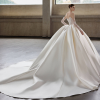 Gaun Pengantin Model Ball Gown Satin dengan Jaket Satin Lepas Pasang, Aplikasi Mawar 3D, Korset, Tali di Belakang, dan Ekor Katedral