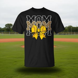 Camiseta Softball Mom con estampado de leopardo y diseño de lazo amarillo - Product Image 3