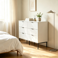Commode moderne de luxe à 6 tiroirs en bois grainé avec façades géométriques cannelées et poignées dorées, coffre de rangement contemporain pour chambre à coucher
