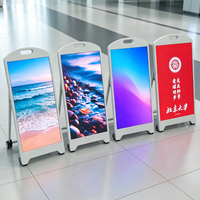 Afficheur LED avec cadre protégé par GOB, avec roulettes, corps en aluminium fin, commande à distance par application, panneau publicitaire numérique
