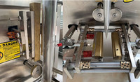 Machine pneumatique d'emballage liquide pour dattes sachets de sauce pimentée au beurre d'arachide scellés à 4 côtés papier et emballage de sacs en aluminium