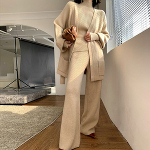 Nuevo diseño de cuello alto pulóver de punto cárdigan de manga larga pantalones de pierna ancha 3 conjuntos de suéter de mujer elegante suéter de mujer - Product Image 5