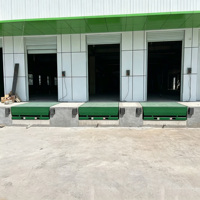 Niveleur de quai hydraulique à plaque épaissie, plateforme d'accostage stable pour l'adaptation à différentes hauteurs de camions et conteneurs