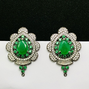 Boucles d'oreilles faites à la main en forme de grappe d'émeraude Boucles d'oreilles de mariée en vert émeraude pour les mariées et les occasions spéciales - Product Image 2