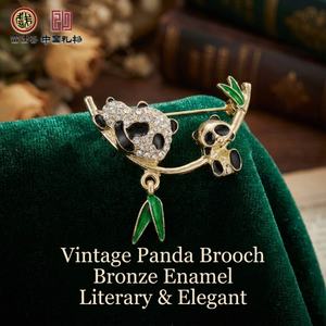 Broche vintage Panda en émail bronze rétro – Cadeau chinois pour le Nouvel An, idéale pour les tenues littéraires - Product Image 3