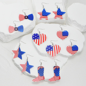 Boucles d'oreilles en forme de cœur pour la fête de l'indépendance américaine, boucles d'oreilles pendantes en acrylique pour fête, design drapeau rouge, blanc et bleu - Product Image 1