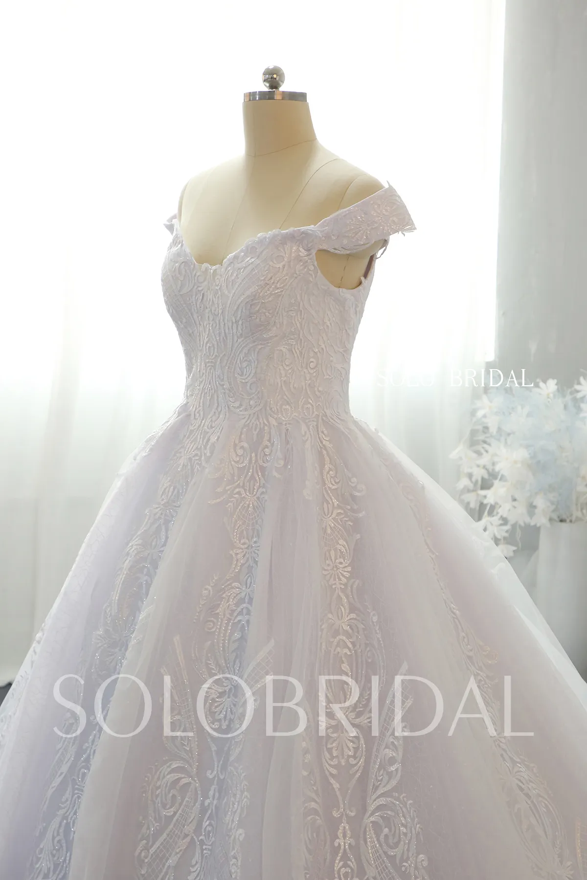 Back closure Lace up White ball gown shiny organza wedding dress