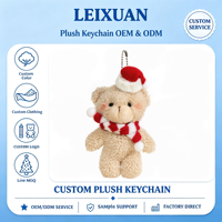 Porte-clés en peluche ours en peluche de Noël beige avec bonnet de Père Noël en fausse fourrure bouclée et écharpe rayée rouge et blanche, accessoire de pendentif animal de fête