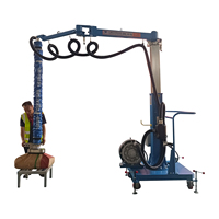 Grue mobile à flèche avec manipulateur pneumatique et ventouse à vide pour entrepôt