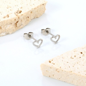 ต่างหูรูปหัวใจเล็กน่ารัก ชุบทอง ดีไซน์เก๋ไก๋ทันสมัย ทำจากสแตนเลส เหมาะสำหรับผู้หญิงและเด็กผู้หญิง - Product Image 6