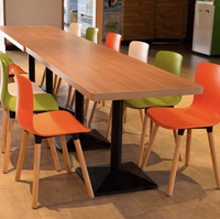 Tables et chaises rondes de restaurant, design de table en bois forgé tendance, mobilier de café