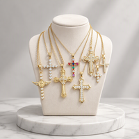 Collier Croix Plaqué Or avec Pendentif Strass et Breloque Croix en Zircon Cubique pour Femme, Cadeau Religieux, Vente en Gros pour Fabrication de Bijoux