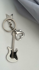 Y2k Hợp Thời Trang Guitar Keychain Ngọt Ngào Trái Tim Mát Mẻ Sao Móc Chìa Khóa Phụ Nữ Thời Trang Mặt Dây Chuyền Rock Punk Kim Loại Cổ Điển Móc Khóa Phụ Kiện - Product Image 6