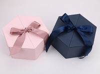 Boîte-cadeau de luxe en forme d'hexagone rose fait à la main pour invitation de mariage avec différents inserts