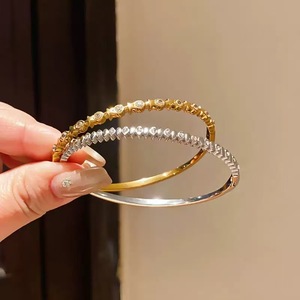 กำไลข้อมือสแตนเลสฝังเพทายสำหรับผู้หญิง กำไลข้อมือรูปดาวหัวใจประดับเพชรแฟชั่นหรูหราเครื่องประดับไม่หมองคล้ำ - Product Image 3